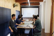 定期的な読書会やコードレビュー、社内勉強会での継続学習で知識が常にアップデートされていく環境です。