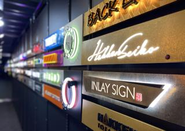 数多くの有名ブランドのサインを手掛けています