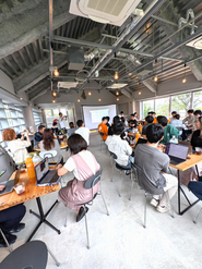 フルリモートですが月に1度だけ出社日（努力義務）があります。