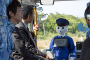 自動運転バスの車掌さん役を務めるPepper。バスの走行制御と連動し、車内の乗客に案内を行います。