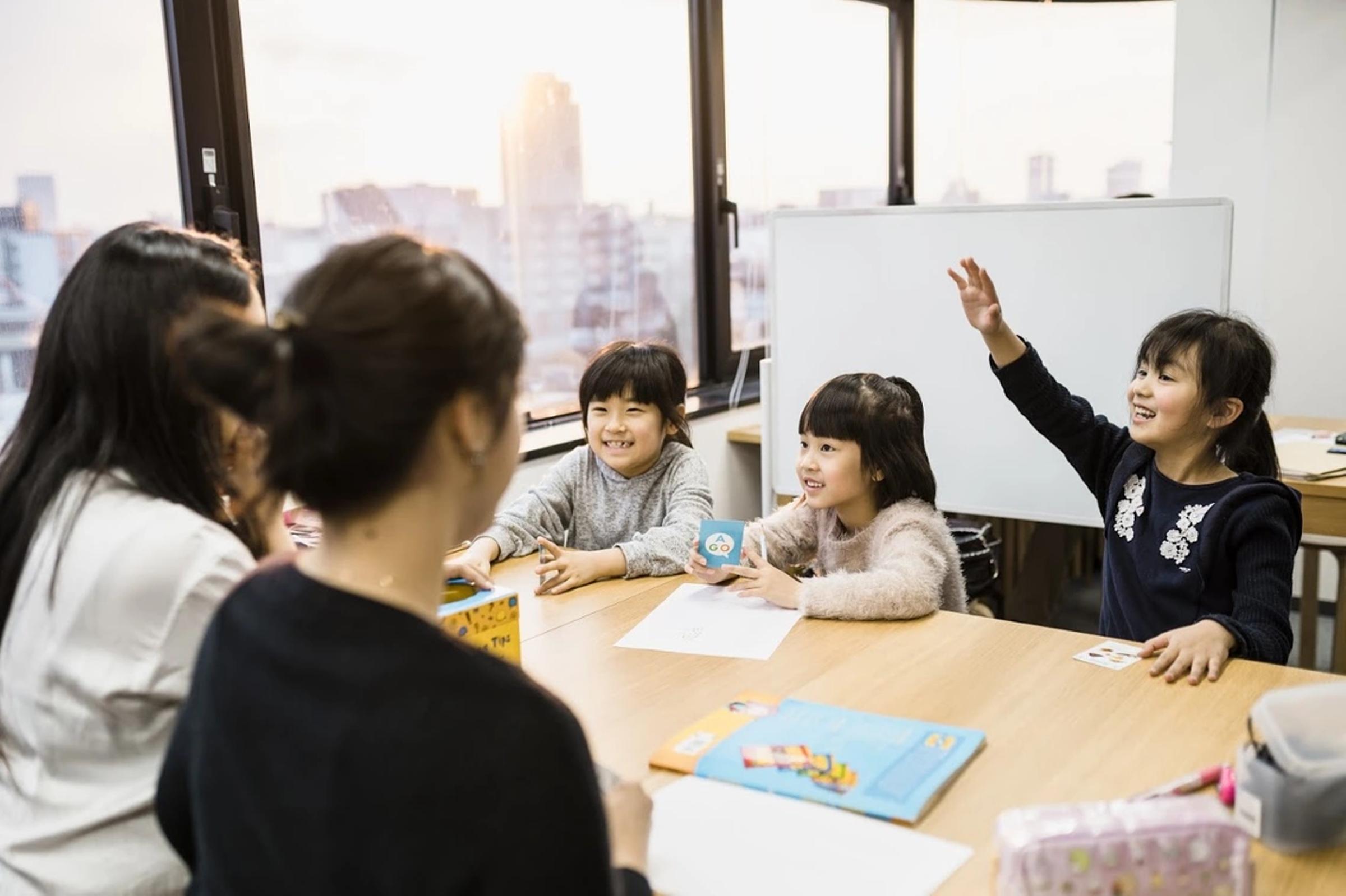 グループレッスンで友だちと楽しく参加している様子