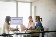 開放感のあるスペースで企画会議