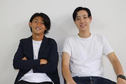 たった二人で起こした会社。記念の１枚