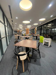 GMOhinataの「GMO  Yours」には様々な形の机やテーブルが並びます。