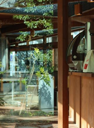 カフェの周りはたっぷりの緑に囲まれています。テラスのお席もあり、お子様連れやわんちゃんも一緒に過ごしていただけます。（goodcoffee東陽町）