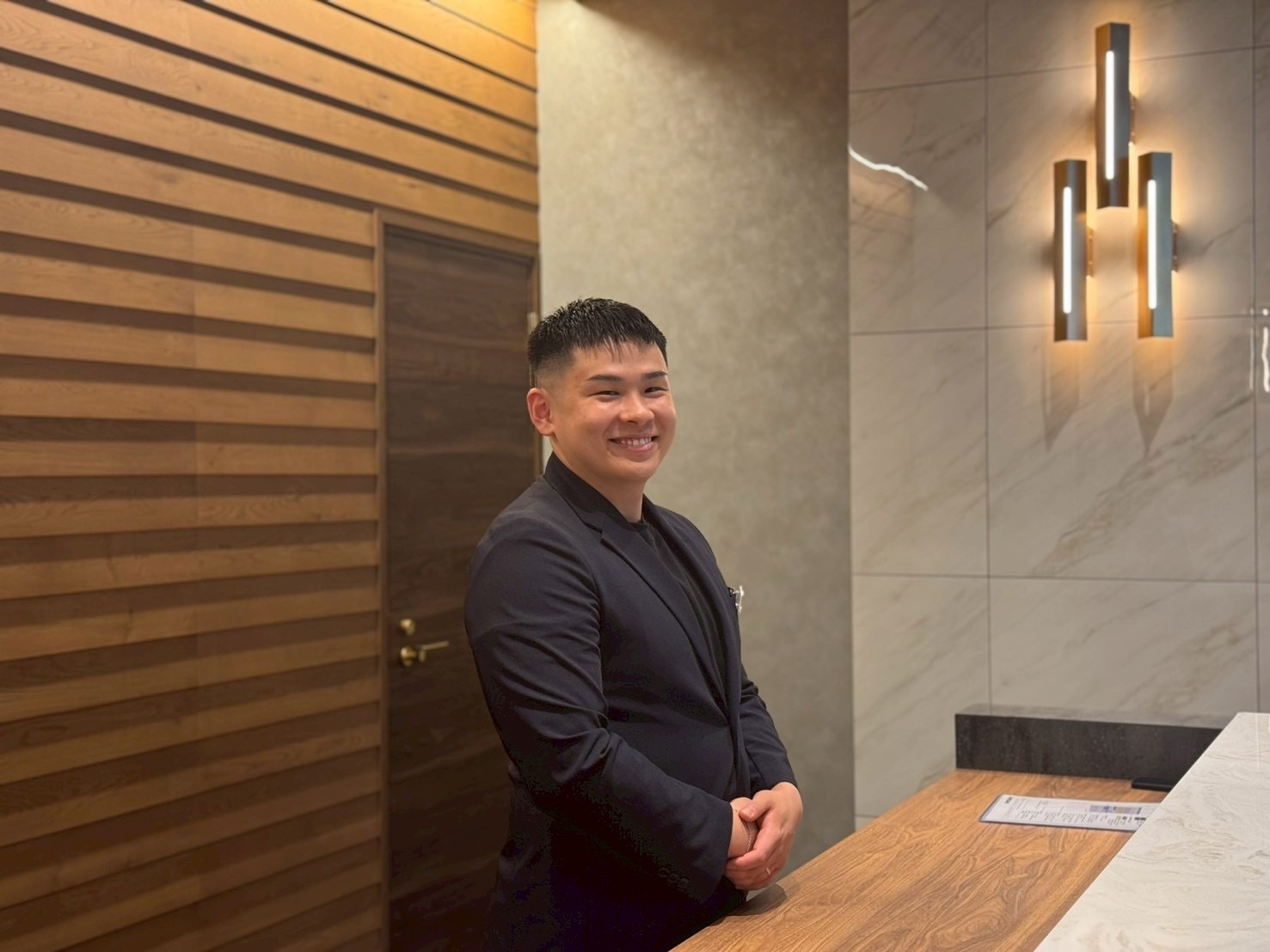 「一次面接は飲み会だった。」元ボディビルダーがアルバイトから支配人へ。型にはまらない会社で掴んだ、自分らしいキャリアパス。