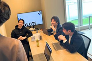 オフィス内のMtgスペースでは、日々のチームミーティングやクライアントとの打ち合わせなど、さまざまなシーンで活用されています。