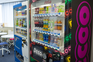 無料自販機！レッドブル・からだすこやか茶サイコー！