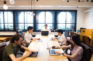 みんなで賑やかに談笑する時もあるけれど、一旦仕事モードに入るとみんな集中して作業しています。