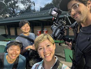 撮影現場にて、山崎エマ監督と撮影クルーの仲間たち