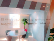 当社エントランス。展開するサービスのロゴを載せています。