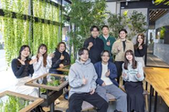 平均年齢は27歳。若手が早期に活躍する環境です。