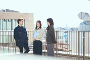 オフィスの真横には広々としたテラスがあります。仕事の合間にリフレッシュする場所としていつでも自由に出入りが可能です。天気が良く過ごしやすい季節には、終業後にここでお酒を飲みながらメンバー同士で交流会を開催することも。
