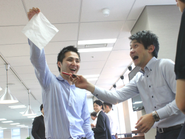恒例の朝礼ゲーム、朝から盛り上がります