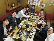 昨年の入社式の写真です！「施工職＝男性が多い」と思われがちですが、過去数年間の新卒男女比は約１対１。写真からも分かるように、多くの女性が活躍しています！