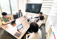 普段はリモートワークが多いのですが、たまにはオフィスに集まることもあります。（顔を合わせるのはちょっと照れくさい）