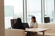大きな窓の側でミーティングも出来ます。