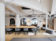 タイ バンコクオフィスのワークスペース。ハイブリッドワーク（オフィス＋リモートワーク）による成果の最大化に挑戦しています。