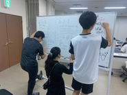 合同合宿の風景①：合同合宿で初めて会った生徒たちが、ホワイトボードびっしりに夢中になって講座に取り組みます