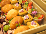 ケータリングは毎回おしゃれなものに凝って取り寄せています。アルコール類ももちろん用意しています！