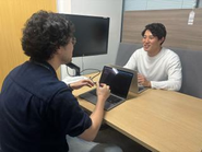 「分からない」をすぐ解消できる環境が整っています。隣に気軽に聞ける先輩がいるから、新卒・未経験の方も安心してスタートできます。困ったときはすぐ隣に頼れる先輩がいる。わからないことをそのままにしない、それがビズリンクのカルチャーです。