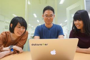 コミュニケーションツールは、Slack、Google Workspace、Teamsなどを使用し、オンライン上でコミュニケーションをとっています。