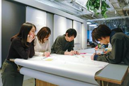 「場をつくる」とは、空間を設計するだけではありません。 ここで交わされているのは、目的・価値観・関係性...模造紙の中心には、“課題”ではなく“共有された意志”があります。 オフィスという「空間」に、人が集い、言葉を交わし、動き出す。そんな“場の立ち上がり”を、私たちは設計しています。
