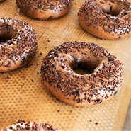 BAGEL&BAGELのベーグルは『しっとり＆もちもち』の食感が自慢です。日本人に合うベーグルを日々追求しています。