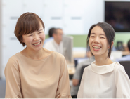 GTM推進室（Go To Market)の二人はいずれもキャリア入社。毎月、新しい仲間がジョインしています。年齢・性別・国籍などに関係なく、様々なメンバーが活躍しています。