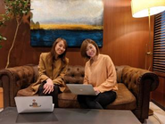 役職・年齢関係なく、気づいたことや情報を共有できる環境です。毎朝行われるミーティングでは、その時の流行について話したり、社員の熱中していることについて話したりなど、仕事の話をしながらプライベートの話で盛り上がることもあります。