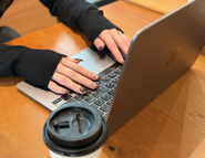 ネイルや服装自由！おしゃれも楽しみながら働けます！