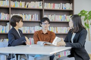 人事系の書籍が多数あり社員であればだれもが自由に閲覧できます。私たちが企画・運営する表彰制度「HRアワード」の受賞作品も蔵書しており、日本を代表するオピニオンリーダー・研修者らの知見に触れることができます。