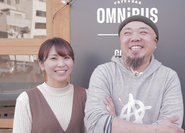 コアメンバーの2人。ホールリーダー（写真左）の方は、開店から２年間ずっと頑張ってくれています。TOEIC800点超えの英語スキルのおかげで外国からのお客様対応は、かなりスムーズに行えています。写真右側はスパイスを開発した店長。「目の前の人を喜ばせたい」の一心で過集中になり、倒れるまでやってしまう熱い人です。「やっぱり市位さんの作ったバーガーは味が違う！」とファンも多いほど、生粋のジャンクフードマニアです