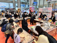 大人気の弊社コンテンツ【トレジャーハンター・発掘体験】の様子。本物の化石をハンマーとノミで掘り出します。