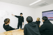 日々教育課題を解決するための会議をしています*estraパーカーは大好評です。