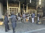 毎年恒例の鍛造バーベキューの様子。業務時間内でのフラットな関わりも大切にしています。