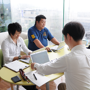 表面的なアドバイスやテンプレートで終わる支援は行いません。経営者に寄り添い、現場に入り込み、実行可能な形にまで“落とし込む”こと。「働く人が前向きになり、会社が前進する」ための支援を、伴走型で続けています。