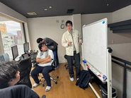分からないことはメンバー同士で都度相談します