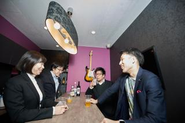 オフィスにはバーカウンターあり！みんなで集まってお酒を飲みます！
