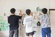 【家も家族だから】長いあいだ、私たちの暮らしを守ってくれた建物へ「ありがとう」。壊す前に、その感謝を一人ひとりが絵の具に込め、壁に残します。