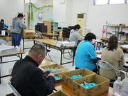 ウーリーでは、就労を希望する障がいを持った方々をサポートする福祉施設を複数店舗経営しています。障がいをお持ちの方、個々のペースに合わせ、現場スタッフが声掛けやお仕事の支援をしています。