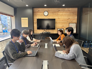 常にチームのコミュニケーションを円滑に進めることを心掛けており、リモートワークとオフィス出社のハイブリッド型で仕事をしています。