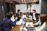 会議室でディスカッション