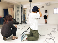 自社スタジオでモデルのコンポジ写真を撮影中！