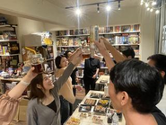 普段はリモートワークで会えないので、2か月に1回、全社員が集まる飲み会を実施しています！写真はボードゲームカフェを貸し切り、ボードゲーム大会を開催した時のものです。