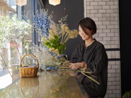 スタッフの声から立ち上がった「土と風の植物園」は、Instagramフォロワー約10万人の人気ブランド。季節ごとの商品や斬新なアイデアで産み出す新商品を丁寧にお客様のもとへ届けています。