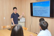 社内会議では上下関係なく自由に自分の考えを発言できます。