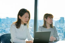 開発エンジニア｜自由度が高い環境で、自社開発や受託で実践的な技術を学べる！