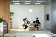 造園のように自然と人が集い、創造的なコミュニケーションとコラボレーションが生まれるオフィスを追求しました。