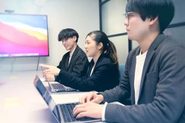 わからないことは先輩や上司に聞けば丁寧に教えてくれます！